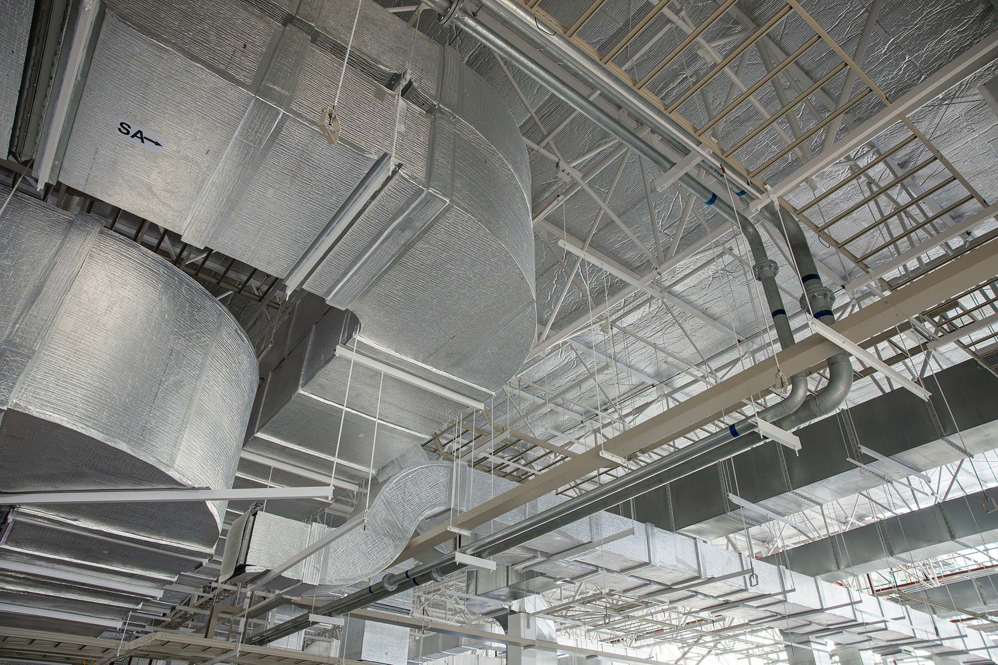 大型建築物天花內已安裝並包保溫嘅通風管道系統